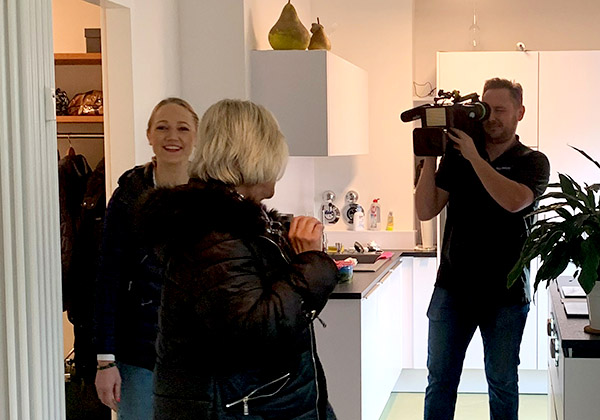 LDas Filmteam von München TV in Gemeinschaftsraum von Wohngruppe 5